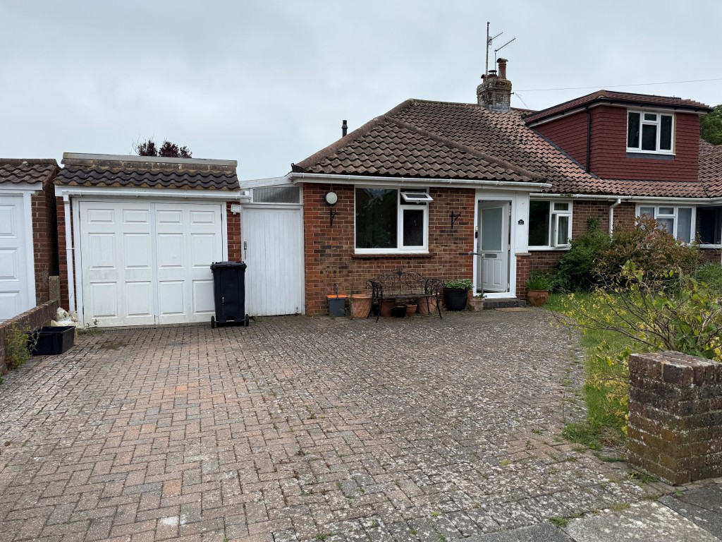Lot: 137 - BUNGALOW WITH POTENTIAL IN FAVOURED LOCATION - Front view of Meadow close from driveway